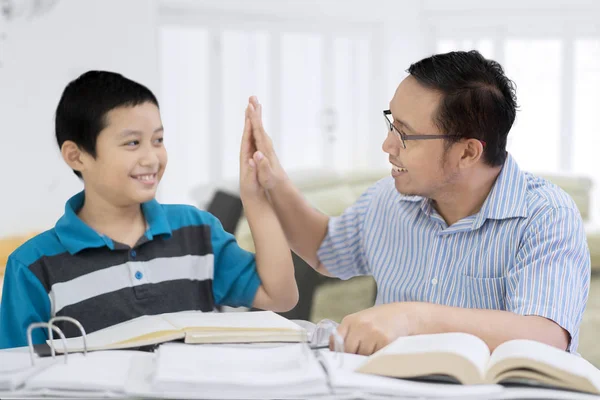 Imagen Padre Feliz Haciendo Cinco Con Hijo Mientras Estudian Juntos — Foto de Stock