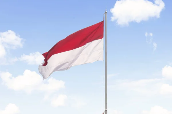 Imagem Bandeira Indonésia Voando Mastro Com Fundo Azul Céu — Fotografia de Stock