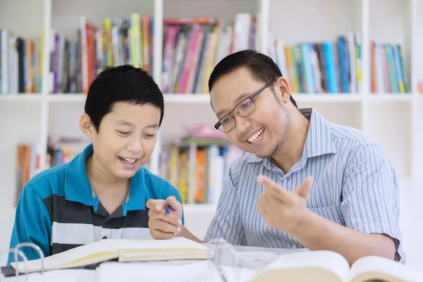 Obrázek Muže Učitel Provede Jeho Student Počítat Při Posezení Knihovně — Stock fotografie
