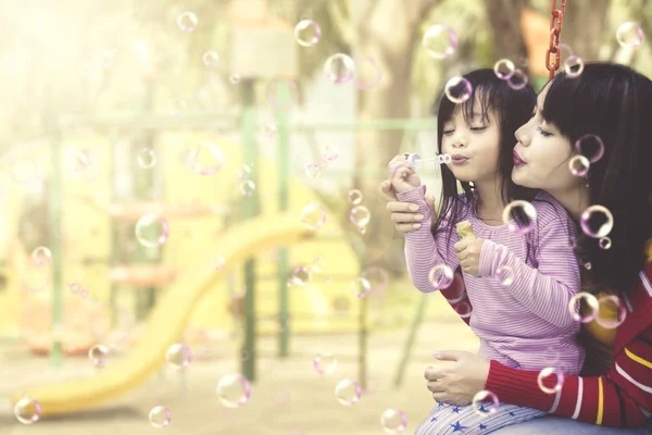 Мати Дочка Розважаються Мильними Бульбашками Дитячому Майданчику Концепція Літа Або — стокове фото