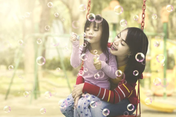 Mutter Und Tochter Amüsieren Sich Auf Dem Spielplatz Mit Seifenblasen — Stockfoto