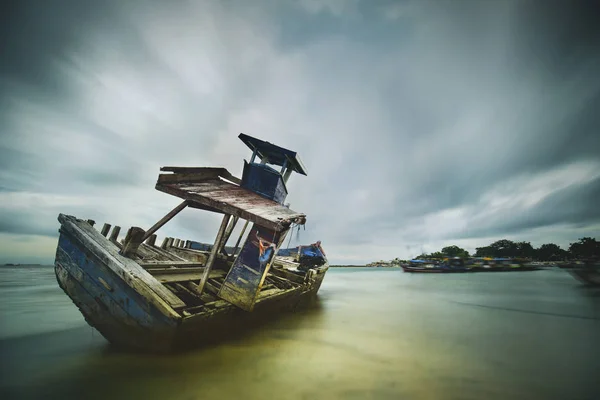 Bild Gamla Fiskebåt Övergivna Stranden Sukabumi Indonesien — Stockfoto