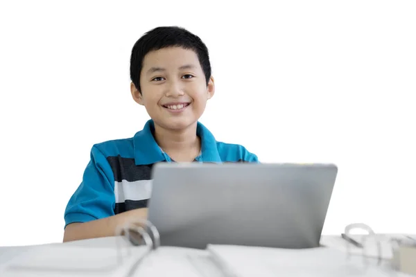 Bilden Preteen Pojke Student Ler Kameran Medan Studera Med Laptop — Stockfoto