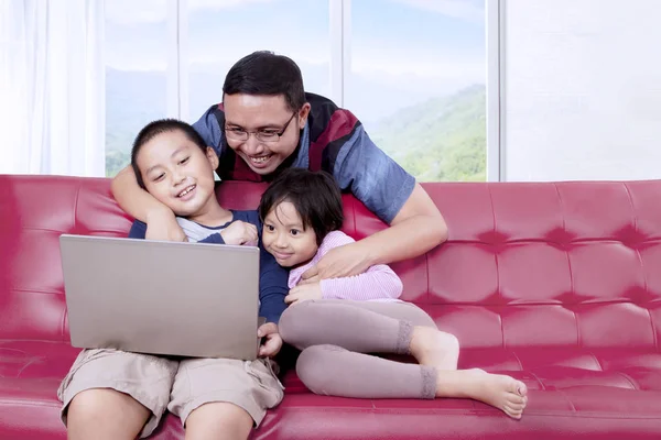 Foto Van Twee Kinderen Met Behulp Van Een Laptop Een — Stockfoto