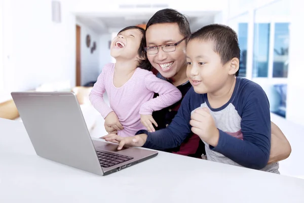 Due Bambini Piccoli Sembrano Molto Curiosi Mentre Usano Computer Portatile — Foto Stock