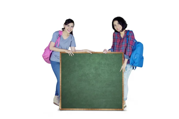 Imagem Duas Estudantes Universitárias Sexo Feminino Segurando Uma Placa Verde — Fotografia de Stock