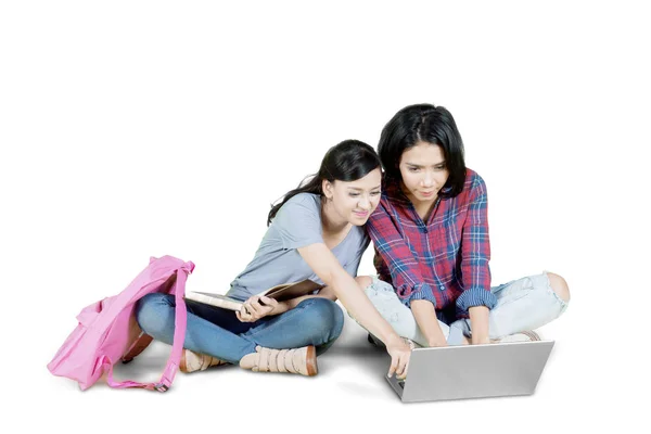 Kép Két Női Kollégium Diákok Használ Egy Laptop Rövid Idő — Stock Fotó