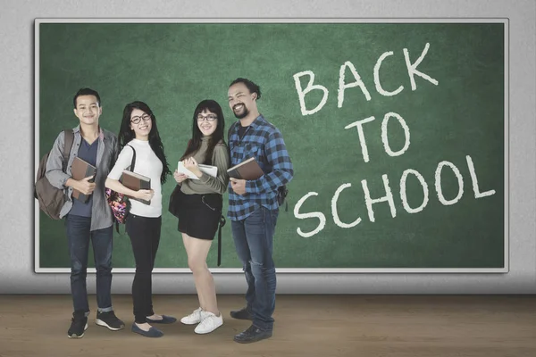 Olika Studenter Ler Mot Kameran Stående Med Text Tillbaka Till — Stockfoto