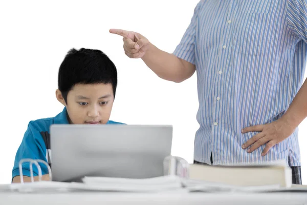 Photo Jeune Père Grondant Son Fils Pour Arrêter Jouer Ordinateur — Photo