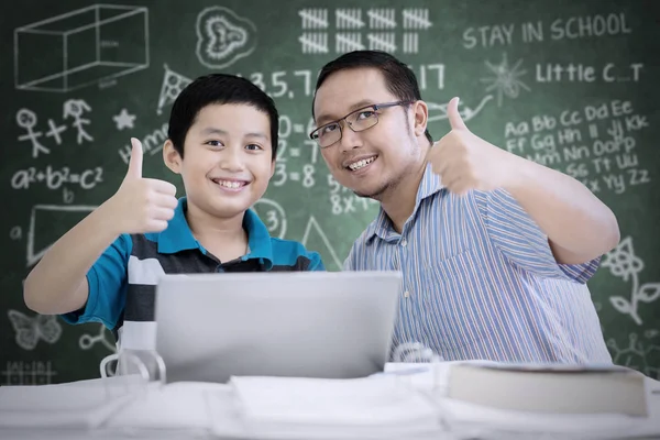 Bild Des Jungen Lehrers Und Seines Schülers Der Klassenzimmer Mit — Stockfoto