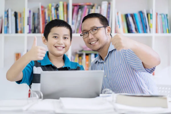 Bild Eines Jungen Lehrers Der Klassenzimmer Mit Seinem Schüler Daumen — Stockfoto