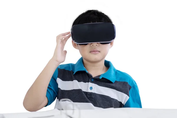 Foto Niño Preadolescente Asiático Estudiando Con Unas Gafas Realidad Virtual —  Fotos de Stock