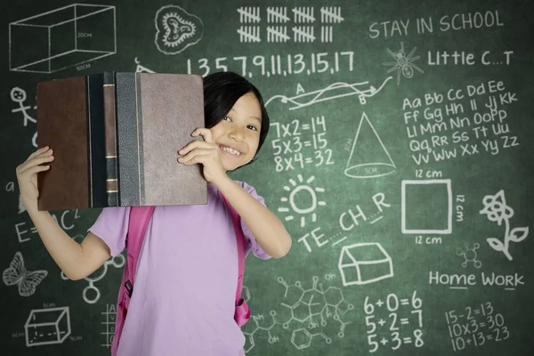 Portrét Asijských Školačka Usmívá Kameru Při Čtení Knihy Učebně — Stock fotografie
