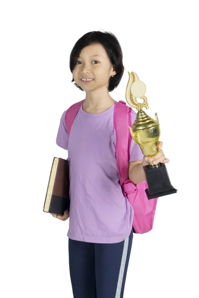 Portret Van Een Schattig Schoolmeisje Tonen Een Trofee Staand Studio — Stockfoto