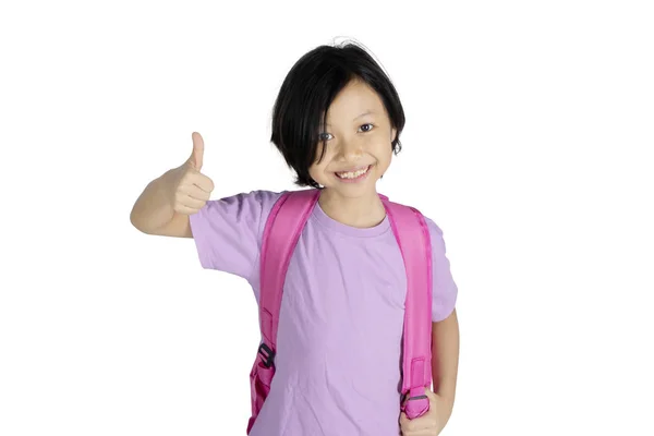 Cute Uczennica Noszenia Plecaka Podczas Pokazywania Znak Izolowana Białym Tle — Zdjęcie stockowe