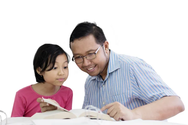 Młody Ojciec Jest Pomoc Jego Córka Czytać Książki Siedząc Studio — Zdjęcie stockowe