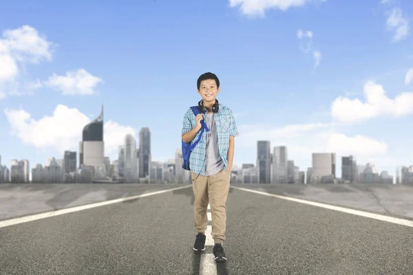 Bild Stilig Preteen Pojke Student Ler Kameran Medan Promenader Vägen — Stockfoto