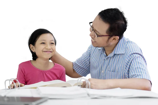 Immagine Padre Felice Che Loda Sua Figlia Mentre Studia Insieme — Foto Stock