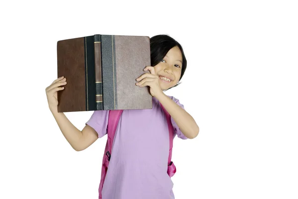 Küçük Kızın Bir Kitap Ise Kameraya Gülümseyen Beyaz Arka Plan — Stok fotoğraf
