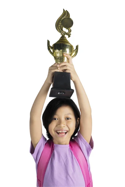 Zblízka Holčička Vypadá Šťastná Zároveň Její Vítěznou Trofej Izolované Bílém — Stock fotografie
