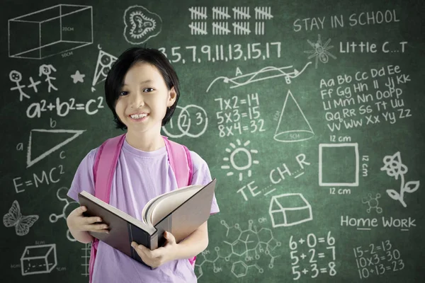 Bild Einer Glücklichen Schülerin Die Klassenzimmer Mit Einem Buch Lernt — Stockfoto