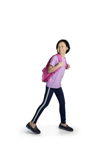 Retrato Uma Colegial Feliz Carregando Saco Enquanto Corre Estúdio Isolado — Fotografia de Stock