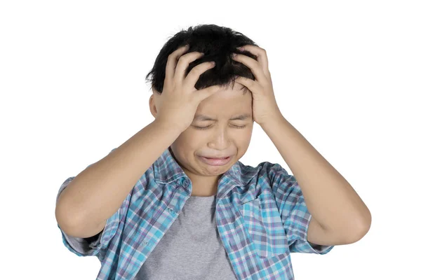 Retrato Niño Preadolescente Triste Mientras Tiene Dolor Cabeza Pie Estudio — Foto de Stock