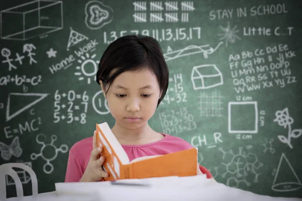 Bild Einer Intelligenten Schülerin Die Klassenzimmer Notizen Für Die Vorbereitung — Stockfoto