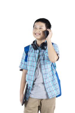 Stüdyoda dururken cep telefonu konuşma taşımak çocuk öğrenci portresi