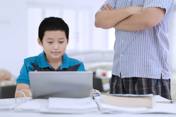 Picture Preteen Boy Being Supervised Her Father While Studying Laptop — Stock Photo, Image