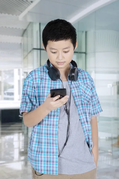 Retrato Estudante Menino Asiático Pré Adolescente Olhando Seu Smartphone Enquanto — Fotografia de Stock