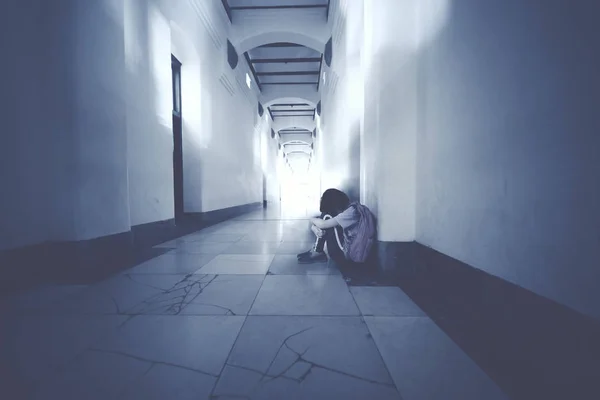 Ağlama Katta Oturan Yalnız Kız Öğrenci Resmi Okul Koridorunda Vurdu — Stok fotoğraf