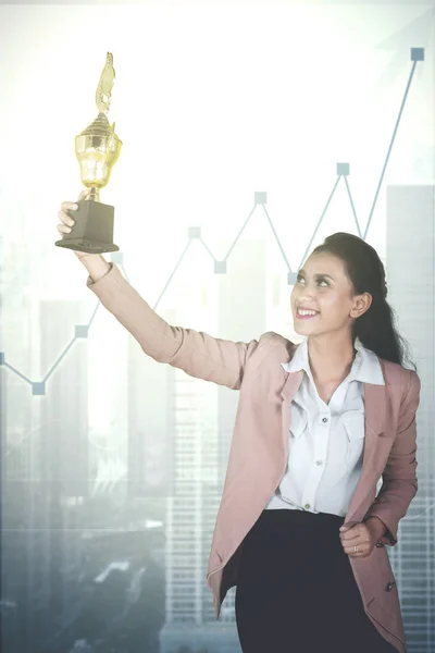 Jovem Empresária Asiática Segurando Troféu Contra Gráfico Negócios — Fotografia de Stock