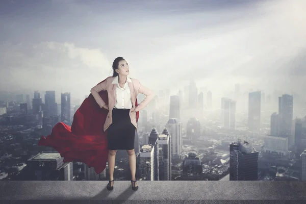 Mujer Negocios Asiática Con Capa Roja Contra Fondo Moderno Ciudad —  Fotos de Stock