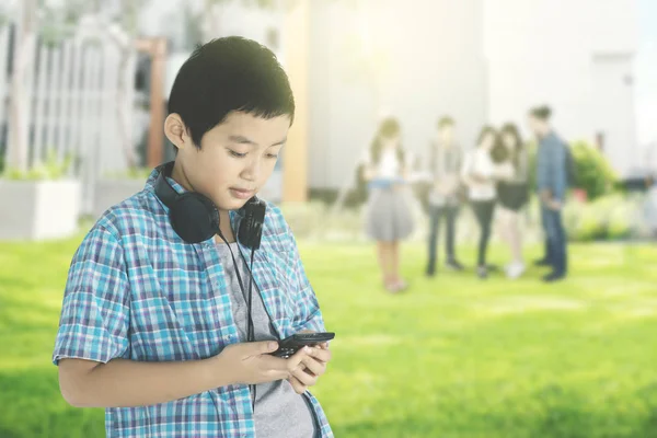 Immagine Asiatico Preteen Schoolboy Guardando Suo Smartphone Mentre Piedi Con — Foto Stock