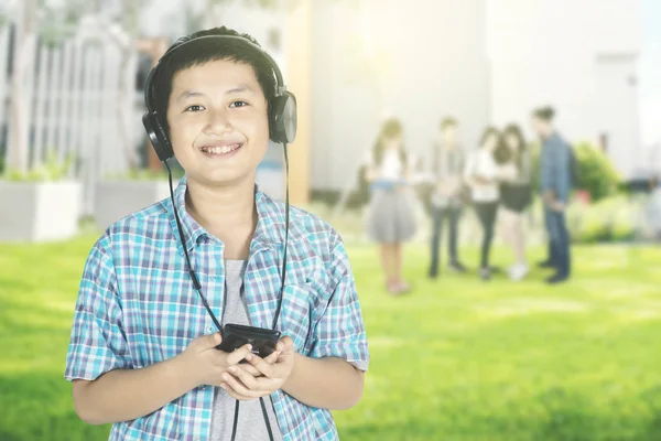 Asya Varoluş Öğrenci Parkta Arkadaşlarıyla Dururken Kulaklık Ile Müzik Dinleme — Stok fotoğraf