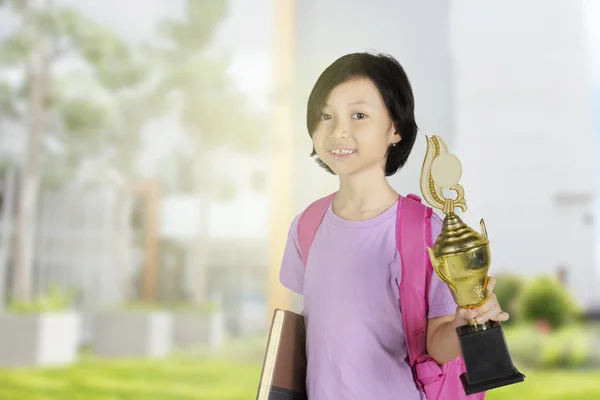 Portrait Écolière Asiatique Montrant Son Trophée Tout Tenant Dans Parc — Photo