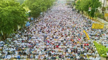Jakarta - Endonezya. 15 Ağustos 2018: Kalabalık insanlar Eid Al Bayramı günü Doğu Jakarta, Endonezya birlikte dua için hazır Müslüman