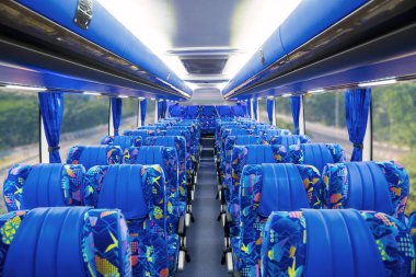 Boş yolcu koltukları tur otobüsünde mavi deri ile görüntü