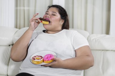 Asya kilolu Asya kadının evde onun çörek