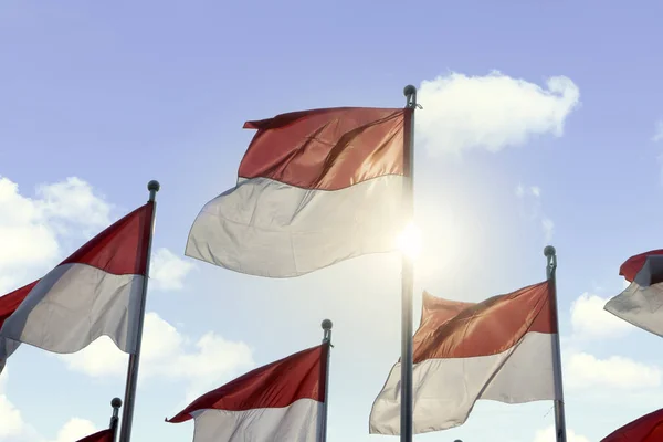 Imagem Bandeiras Nacionais Indonésia Voando Mastro Bandeira Sob Céu Azul — Fotografia de Stock