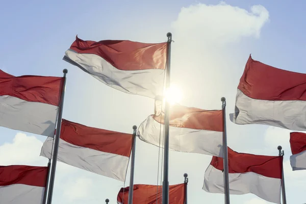 Imagen Banderas Nacionales Indonesia Ondeando Sobre Asta Bandera Con Fondo —  Fotos de Stock