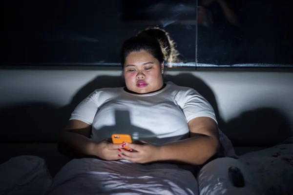Mujer Con Sobrepeso Adicta Teléfono Móvil Navegar Por Internet Antes — Foto de Stock