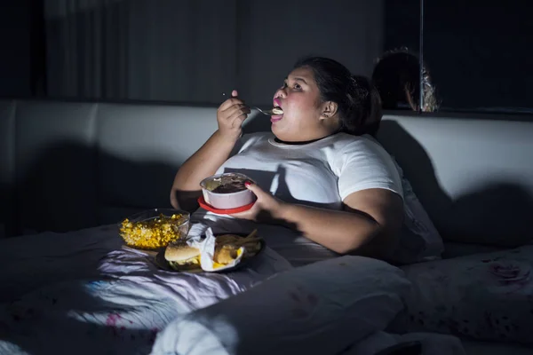 Концепция Нездорового Образа Жизни Толстая Женщина Ест Нездоровую Пищу Перед — стоковое фото