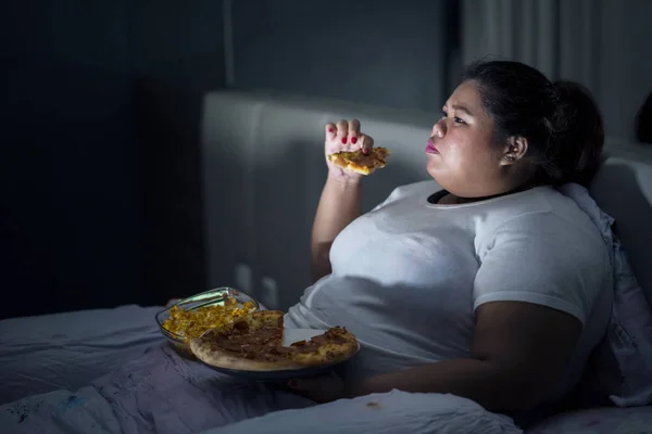 Mujer Gorda Comiendo Pizza Cama Mientras Película Antes Dormir —  Fotos de Stock