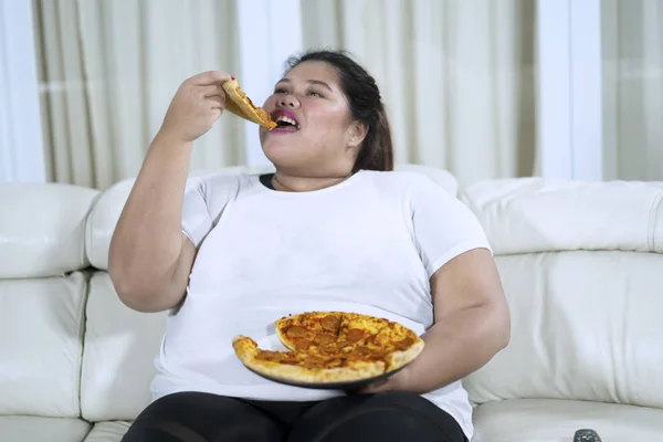 Overgewicht Aziatische Vrouw Genieten Van Haar Pizza Thuis — Stockfoto
