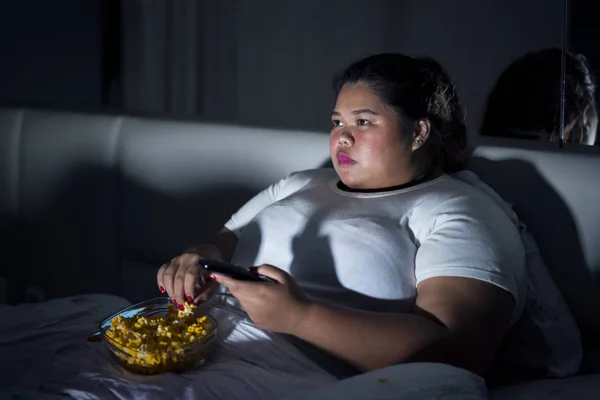 Mujer Obesa Comiendo Palomitas Maíz Cama Mientras Televisión — Foto de Stock