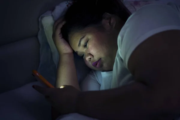 Mulher Com Excesso Peso Viciada Celular Navegando Internet Antes Dormir — Fotografia de Stock