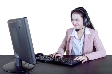 Beyaz arka plan üzerinde izole bilgisayar kullanarak kulaklık ile güzel ve sevecen müşteri hizmetleri