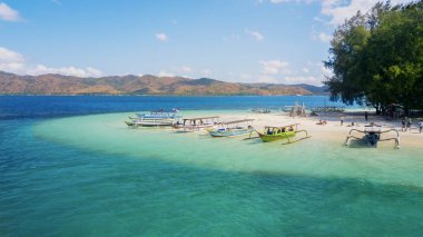 Turistik teknelerin güzel sahne Gili Rengit adada palamarla. Lombok, Endonezya vurdu